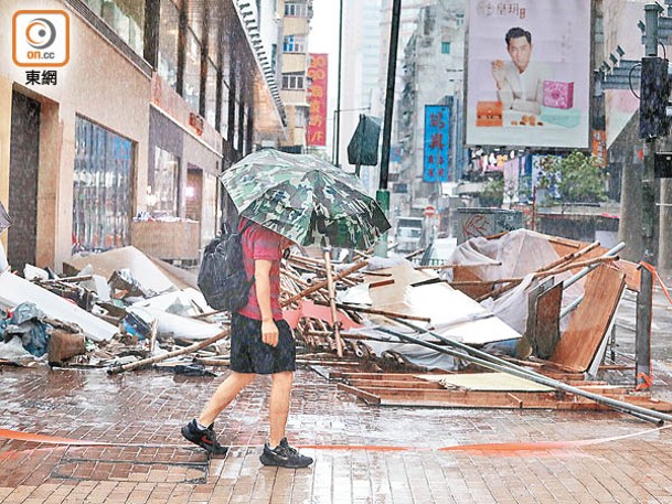 「蘇拉」過後，市面滿目瘡痍。