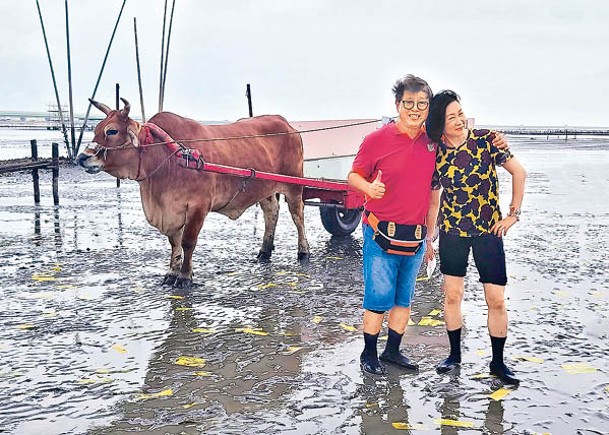 蕭偉強同太太體驗彰化芳苑嘅生態旅遊「海牛採蚵」。