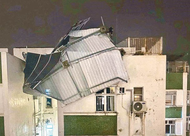 鰂魚涌：南豐新邨天台的鋅板及太陽能板被吹飛。