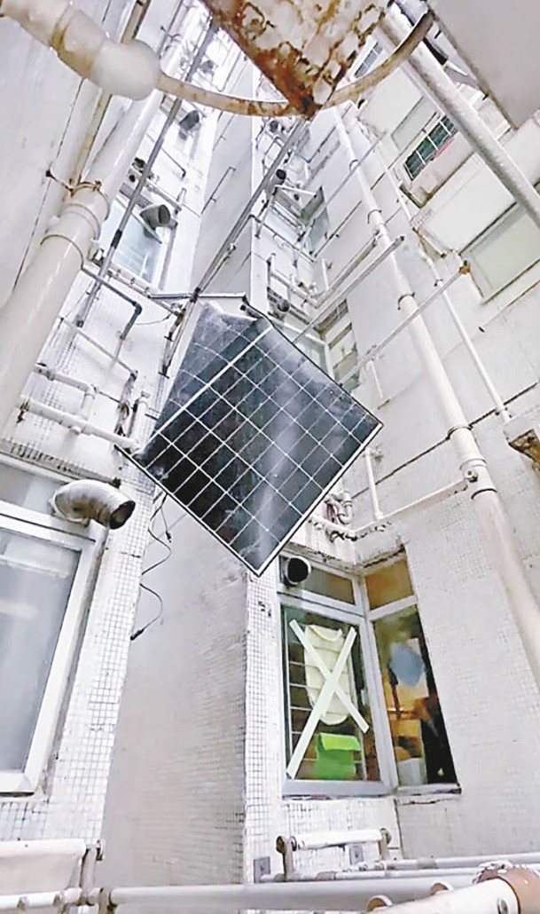 藍田：麗港城有太陽能板卡在天井。