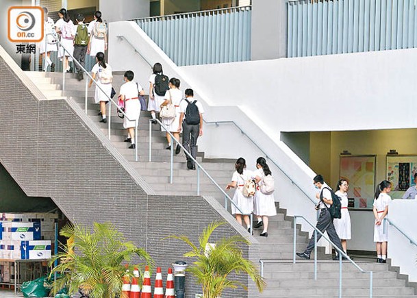 學童們昨日均準時到達校園，準備迎接新學期挑戰。（胡德威攝）