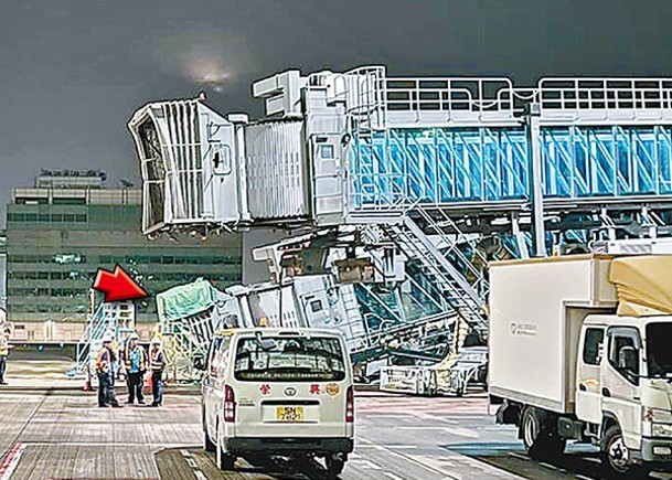 機場內一登機橋倒下（箭嘴示）。