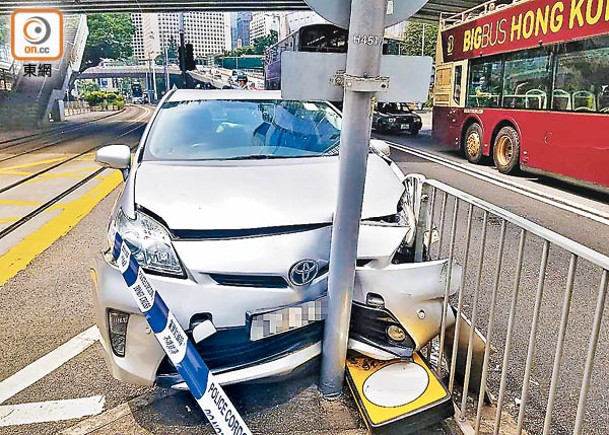 中環：警察私家車車頭損毀。（朱偉坤攝）
