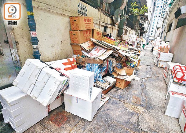 報道前：本報日前頭版報道中華大廈停車場垃圾堆積嚴重。