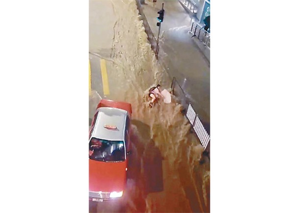 柴灣：有女途人被水沖走。