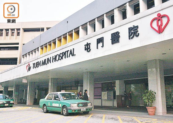 屯門醫院急症室有病人等候入院期間，不理會保安人員制止而強行離開。