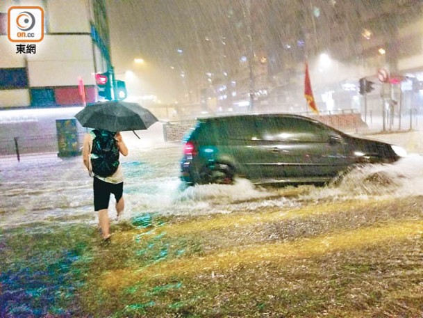 土瓜灣：市民及車輛需涉水而行。（李志湧攝）