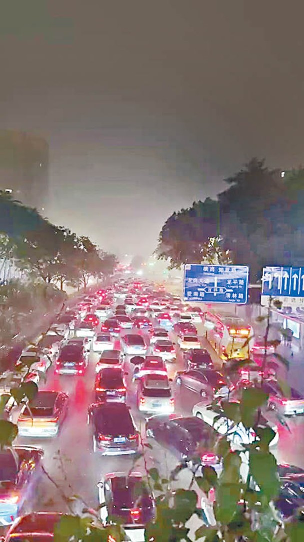 深圳交通受大雨影響，出現車龍。