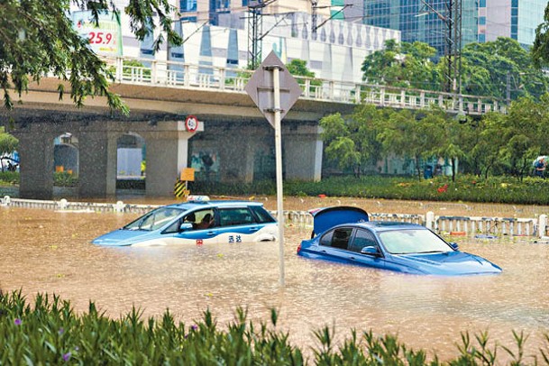 深圳積水未退，有車輛被困於馬路中心。（中新社圖片）
