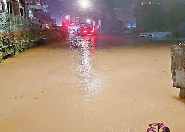 前日開始的大雨導致香港北區鄉村出現水浸。