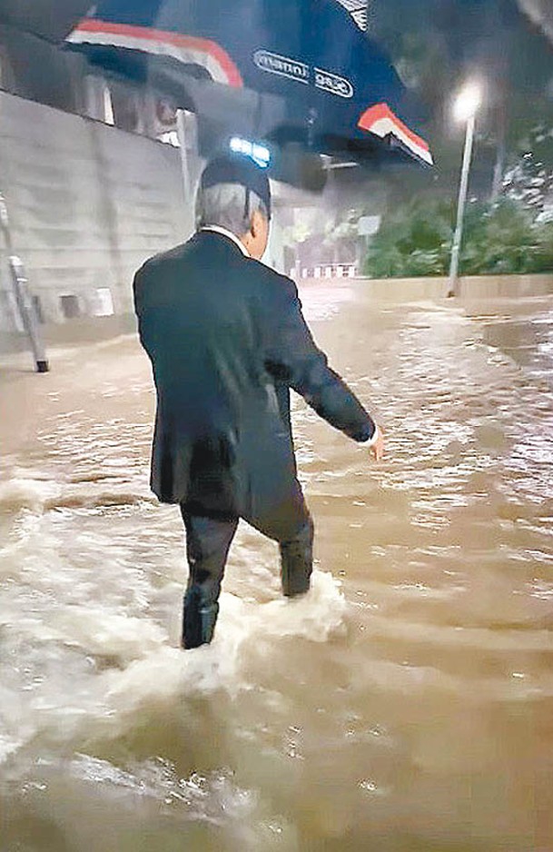 黃家和一度涉水到港鐵站避難，狀甚狼狽。