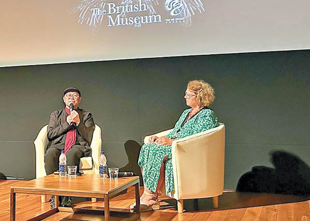葉錦添（左）與大英博物館中國部負責人霍吉淑在講座討論交流。