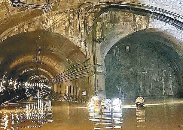 網傳港鐵員工喺水浸過頸嘅隧道內清理積水，惹起爭議。
