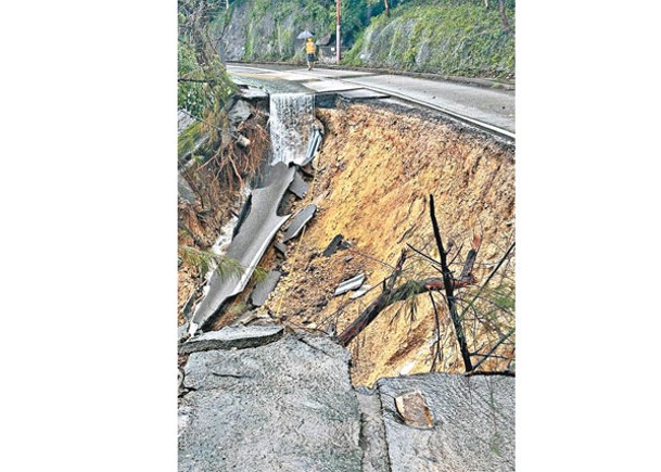 石澳道因山泥傾瀉而路陷，要緊急維修。