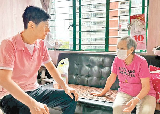 吳傑莊（左）探訪公屋獨居長者。
