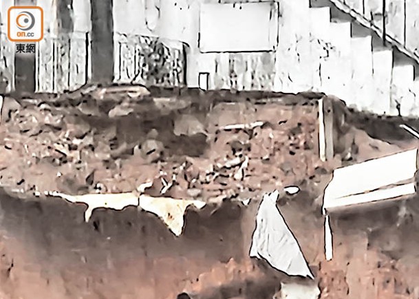 西貢獨立屋泥土流失  崖邊現地基