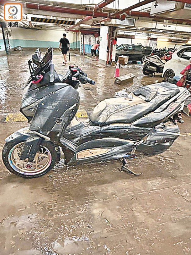 電單車被水淹浸過後，全車都滿布黃泥。