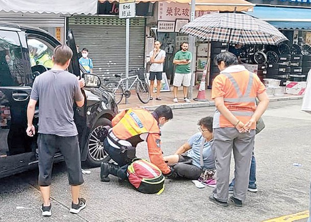 過馬路婦遭客貨車撞倒  受傷送院