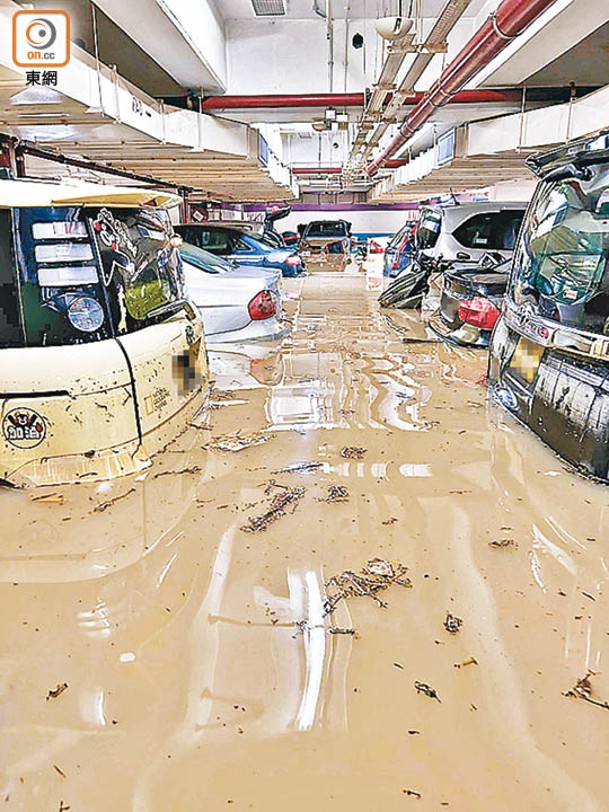 柴灣市政大廈B2層停車場在黑雨期間水浸，有30多名車主受影響。