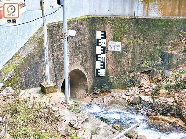 位於峰華邨附近的排水渠，當局已加建護欄仍無法阻止洪水。