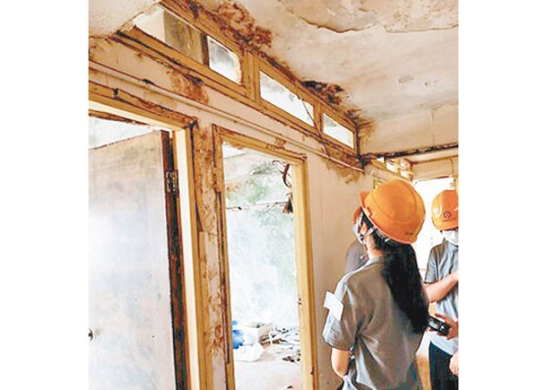 學員到正待重建的舊樓了解失修情況。