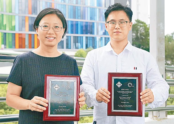 首次有香港學者獲國際性的最佳論文獎。左：程鴻、右：孫相國。
