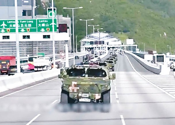 軍車在香港公路上駛過。
