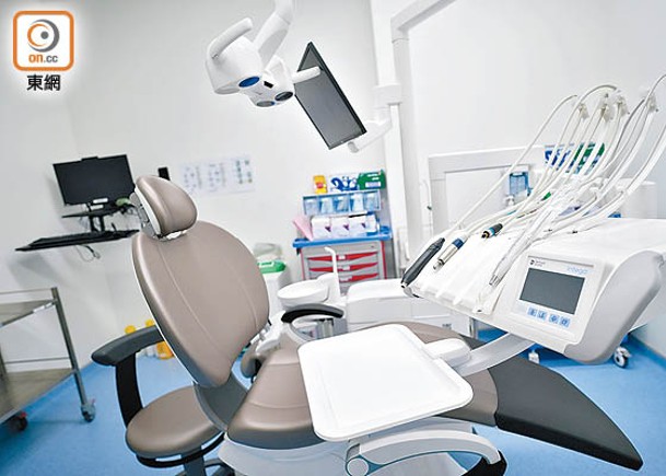 該計劃為至少100名嚴重牙周病患者提供免費牙科治療。（袁志豪攝）