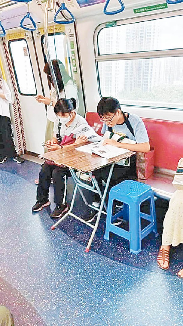 網上流傳圖片，一名學生哥在港鐵車廂內「開枱」溫書。