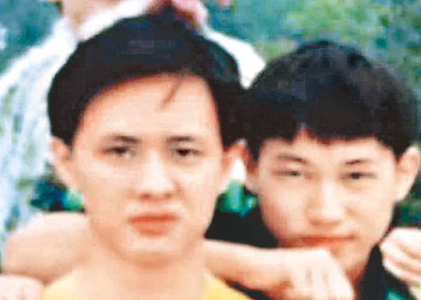 鄧飛（左）同鄧咏駿（右）31年前嘅合照。
