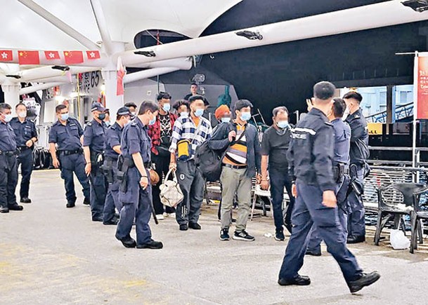 涉偷渡入境獲救的南亞漢。