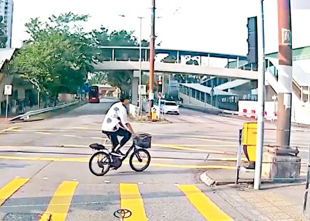 少年踩單車橫過震寰路。