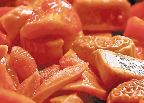 吃剩的月餅可炒番茄火腿成新菜式。