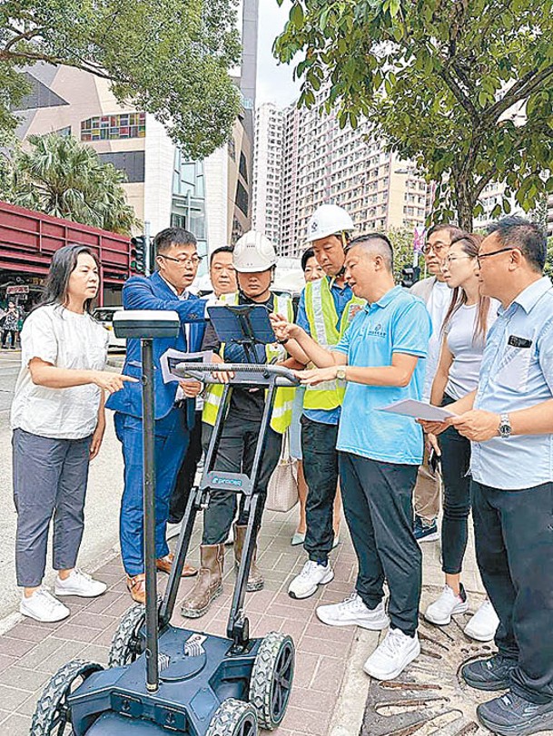 顏汶羽（左二）指觀塘道路疑有水土流失，恐現路陷危機。