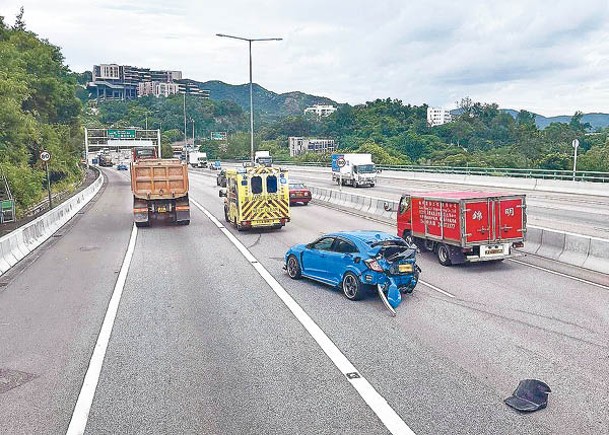 屯門公路：跑車肇事後橫亘路中。