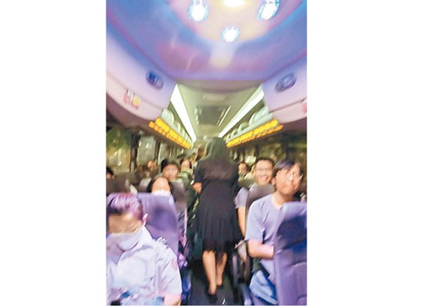 荃灣西：旅遊巴上坐滿風雨下徬徨無助的市民。（租租巴Fb）