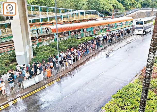 屯門有巴士站一度超過一百人在候車，場面相當墟冚。（陳澋俊攝）
