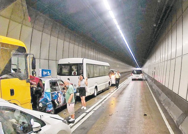 香港仔隧道：5涉事車輛停在管道內，有人落車察看。