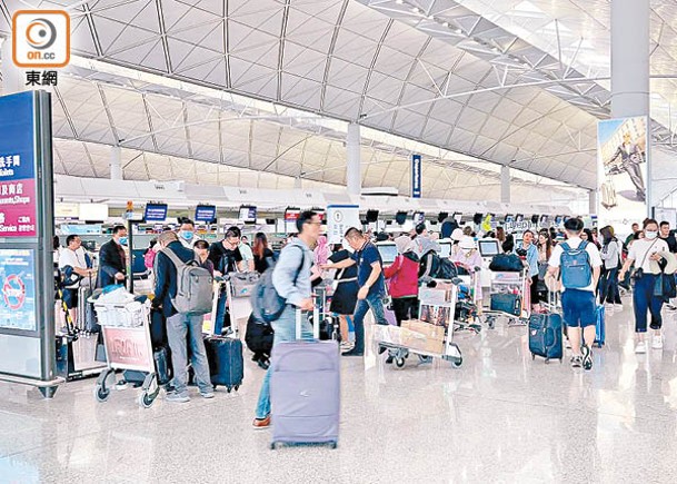 日前掛起9號風球後，大批旅客被迫滯留機場。
