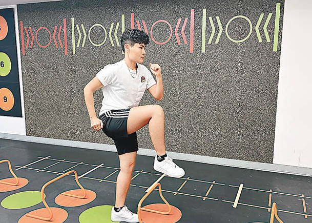 鍾欣穎稱運動訓練能增強膝關節功能。