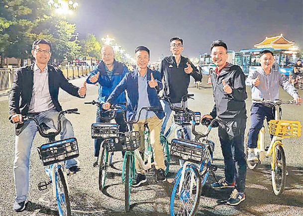 林振昇（左三）與一眾工會朋友騎單車夜遊北京。