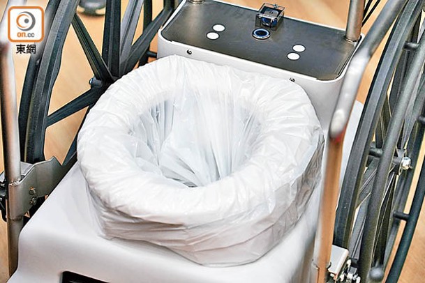 智能乾廁會自動更換坐墊便盆袋減臭保衞生。