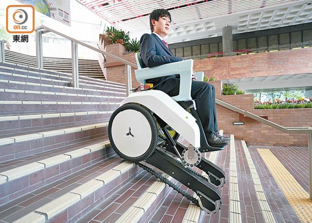 具備輪帶的智能電動輪椅能在樓梯上行走。（袁志豪攝）