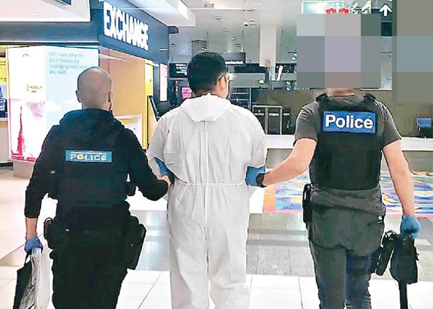 警方在墨爾本機場拘捕香港疑犯（白衣者）。