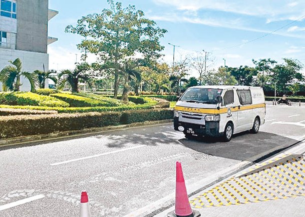 囚車昨晨押送疑犯抵法院。