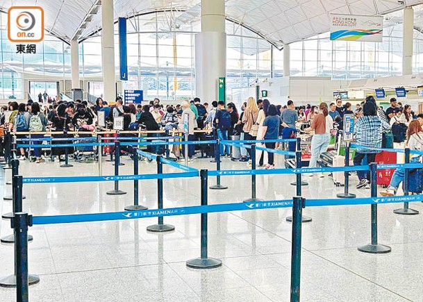 早前颱風小犬吹襲香港，大批遊客因交通癱瘓被迫滯留機場。