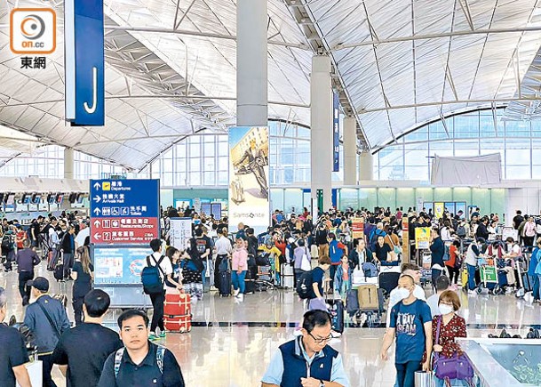 早前颱風「小犬」襲港致大批旅客滯留機場。