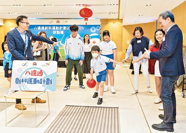 學童可學習打保齡球。