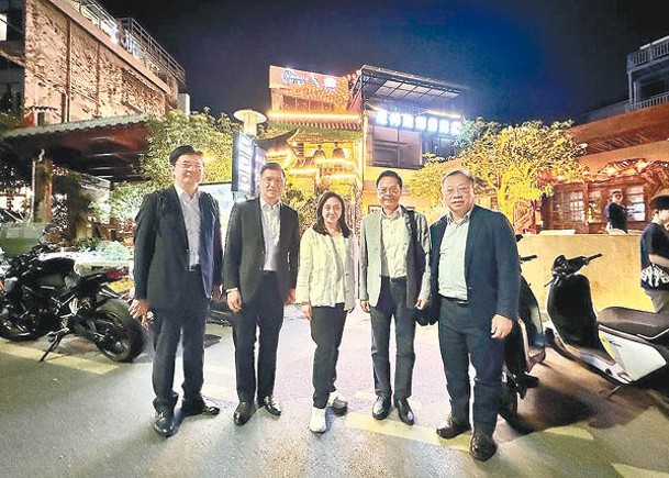 陳沛良（左起）、邱達根、葛珮帆、陳紹雄同林筱魯到肇慶考察並遊覽當地夜市。