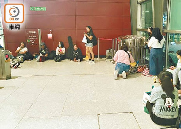 早前颱風小犬襲港時港鐵按機制停駛露天路段，大批市民滯留車站。